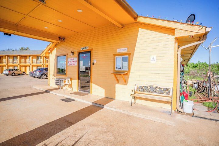 Regency Inn by OYO Rockdale TX