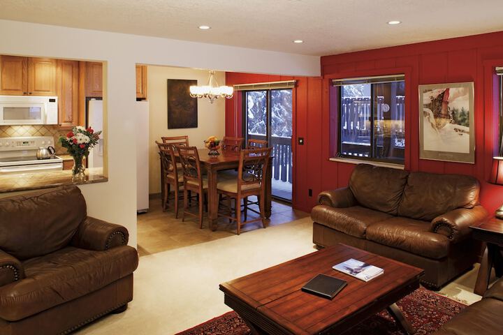 Lounge 48 of 52