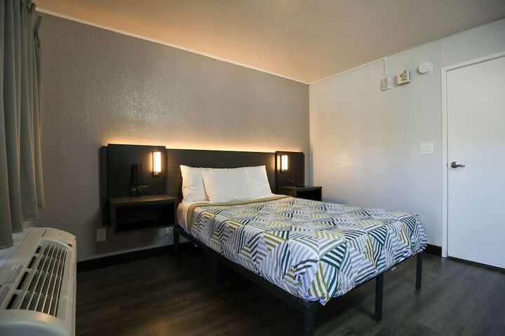 Room 16 of 35