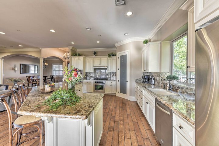 Near Wineries: Elk Grove Getaway w / Saltwater Pool