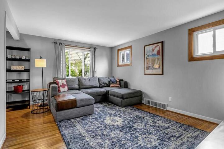 Gorgeous 2 Queen Bedroom Apartment in North Buffalo with 70 inch TV