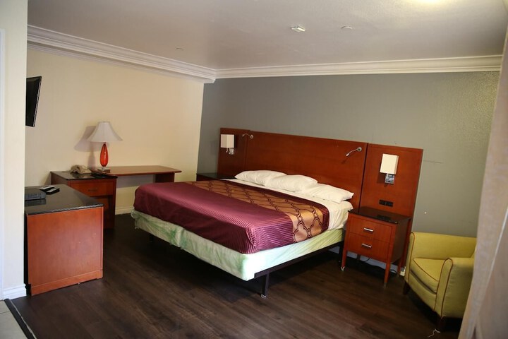 Room 17 of 34