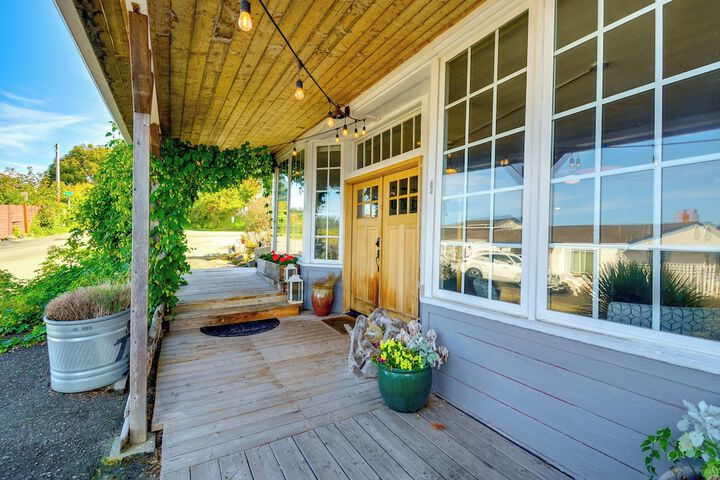 Gig Harbor House w / Private Beach + Views!