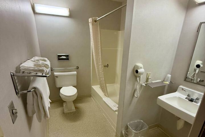 CenterWay Hotel Buffalo North Near University