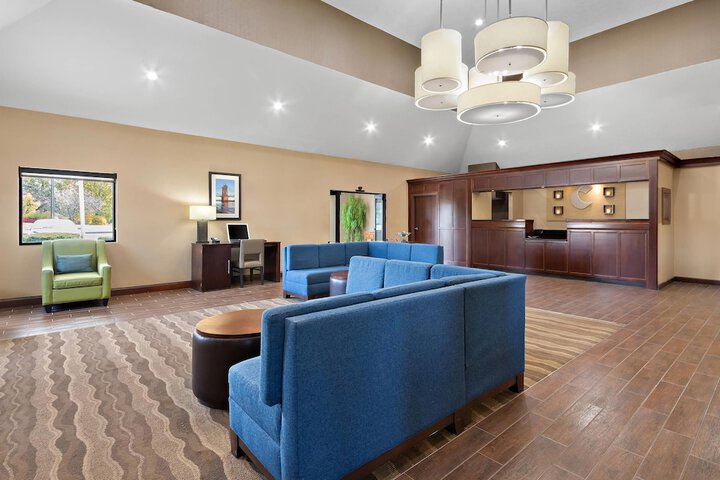 Comfort Inn & Suites Cincinnati Eastgate