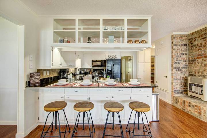 Mineola Lake House w / Dock & Fire Pit!
