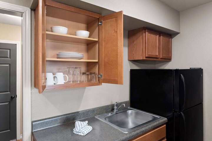 Eagles Den Suites Kenedy a Travelodge by Wyndham