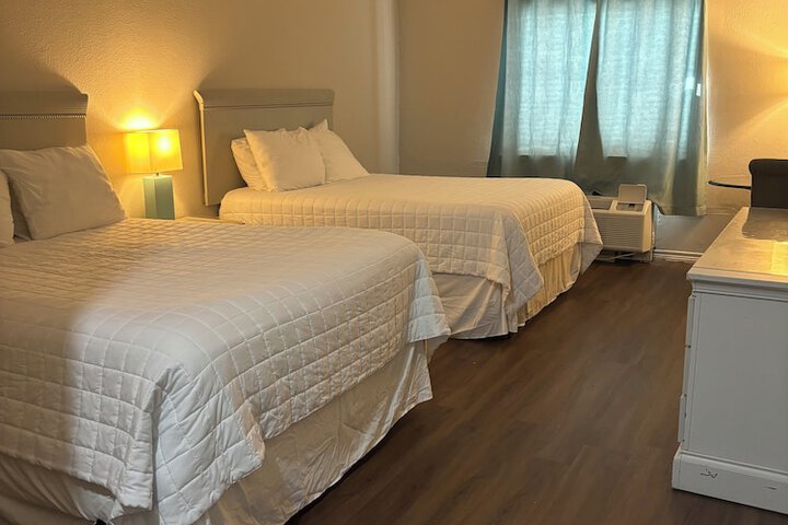 Room 11 of 18