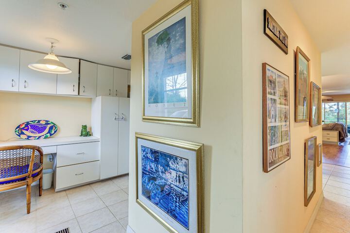 8 Mi to Beach w / Pool Access: Englewood Condo!