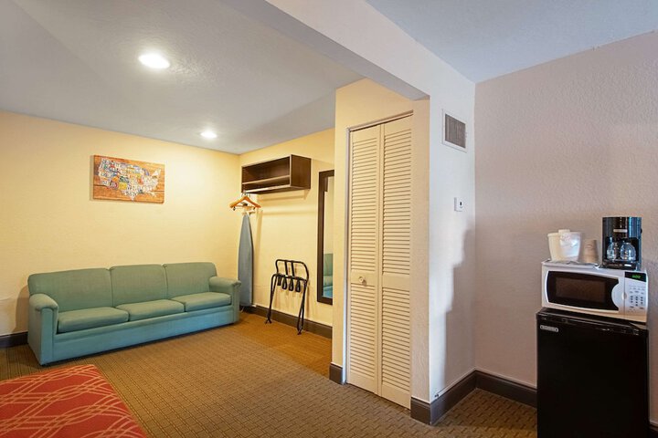Econo Lodge Inn & Suites Clearwater Central