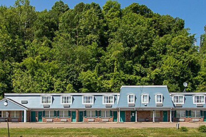 Country Squire Inn & Suites