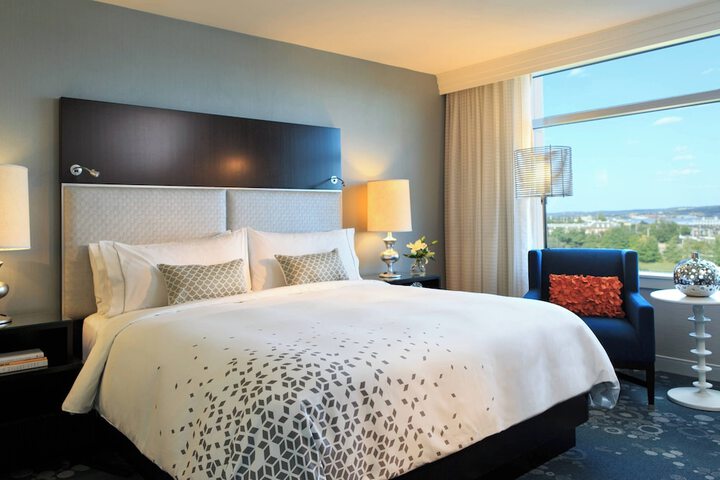 Renaissance Arlington Capital View Hotel