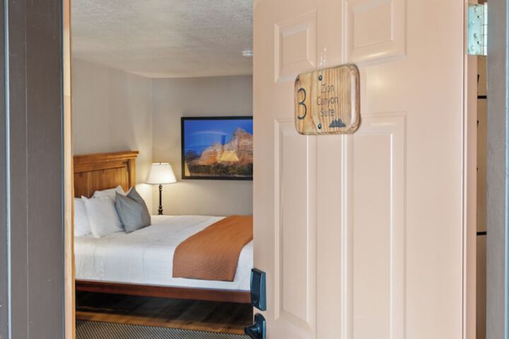 Room 33 of 120