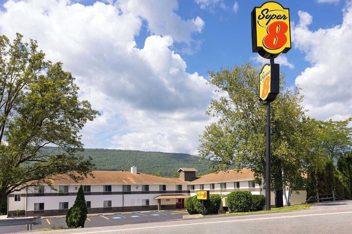 Super 8 by Wyndham Burnham / Lewistown