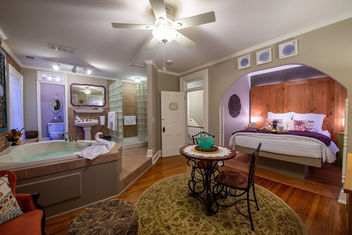 Room 17 of 36