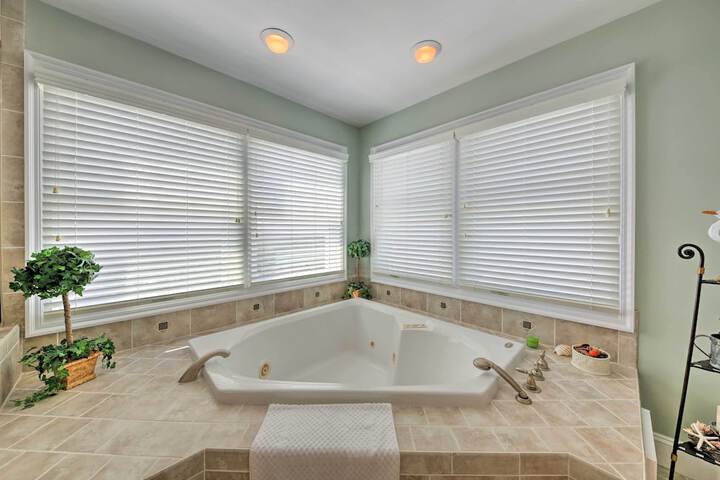 Manteo Waterfront Resort Home w / 30-ft Dock!