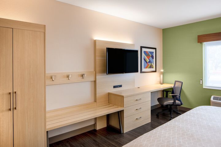 Holiday Inn Express & Suites Ft. Myers Beach-Sanibel Gateway by IHG