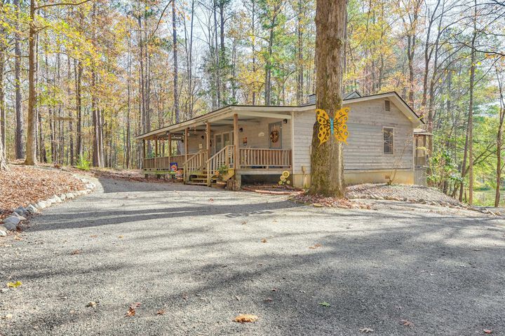 Secluded Hamilton Cabin Retreat w / Private Lake!