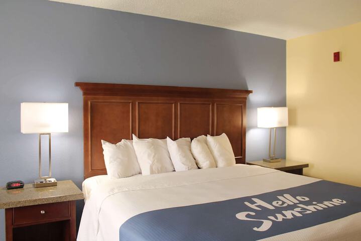 Room 6 of 25