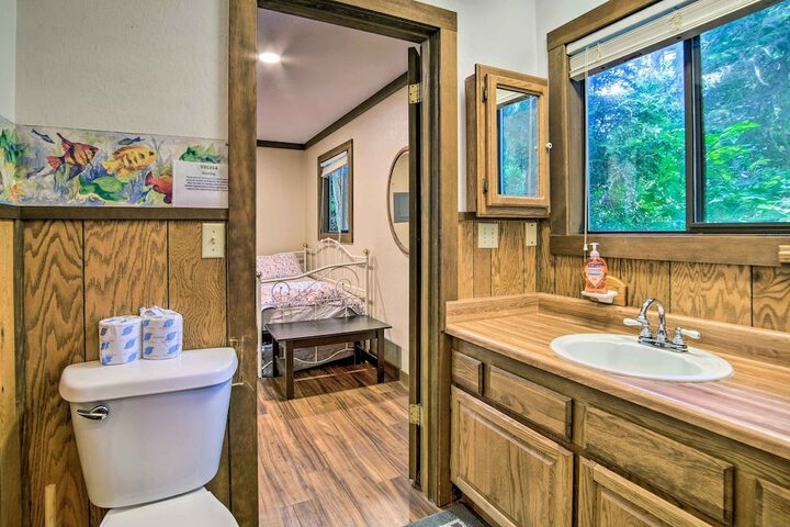 Coos Bay Cottage w / Fireplace & BBQ Patio!