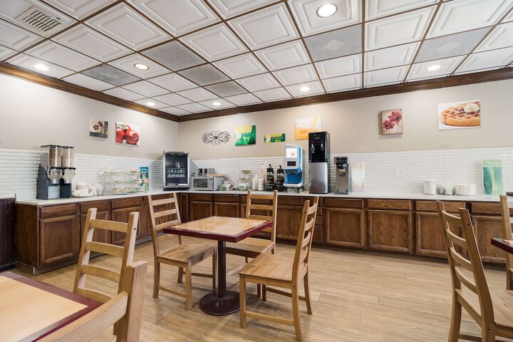 Quality Inn & Suites Conference Center Statesboro Historic District