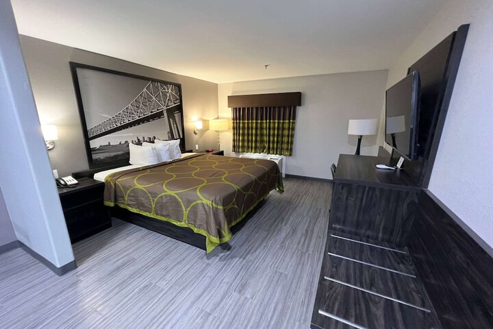 Super 8 by Wyndham Lake Charles / Sulphur