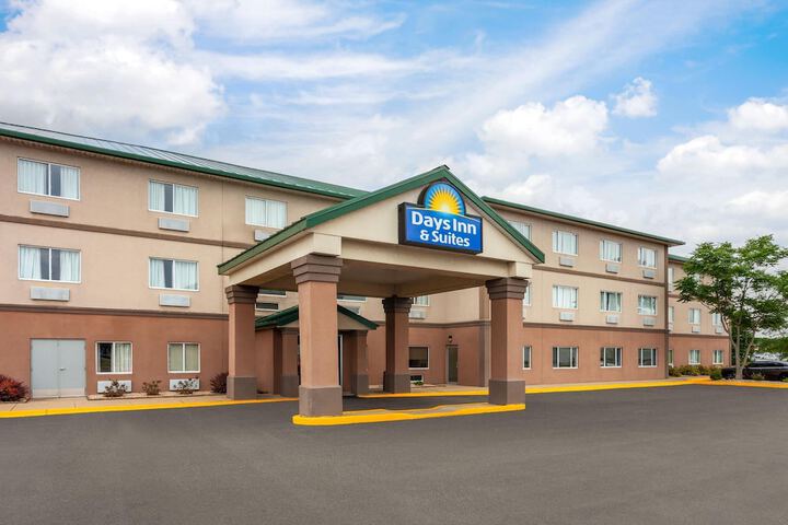 Days Inn & Suites by Wyndham Morris / I-80