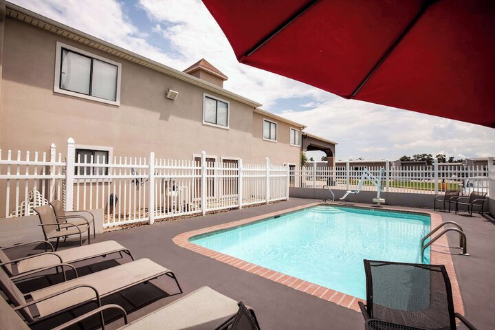 Pool 10 of 37