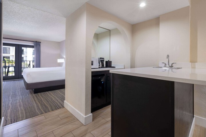 Room 27 of 51