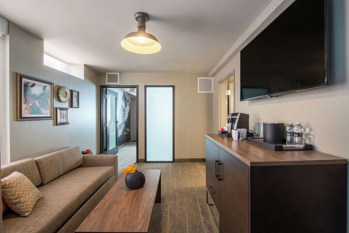 Room 40 of 77