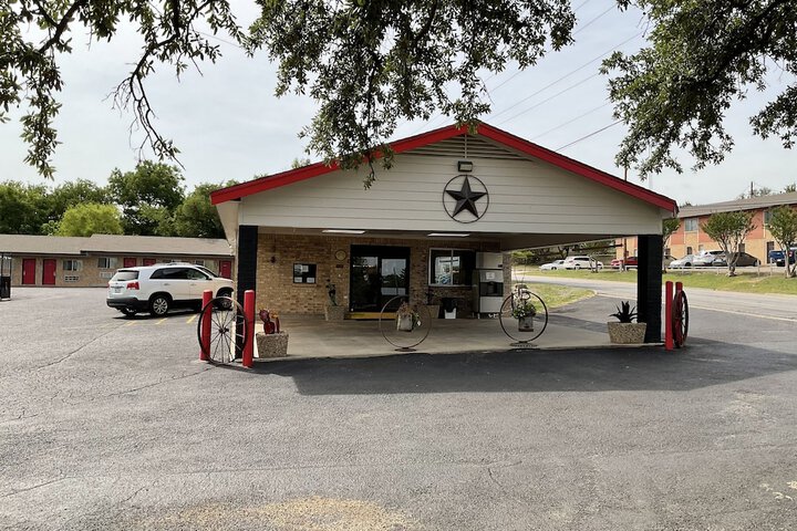 Glen Rose Inn and Suites