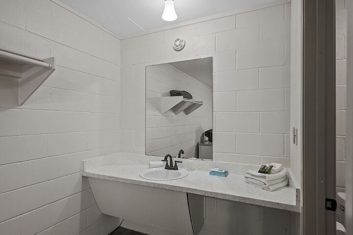 Room 9 of 37