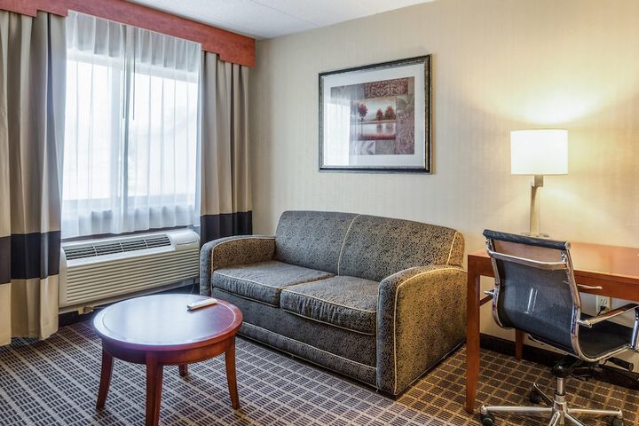 Comfort Inn & Suites West Springfield