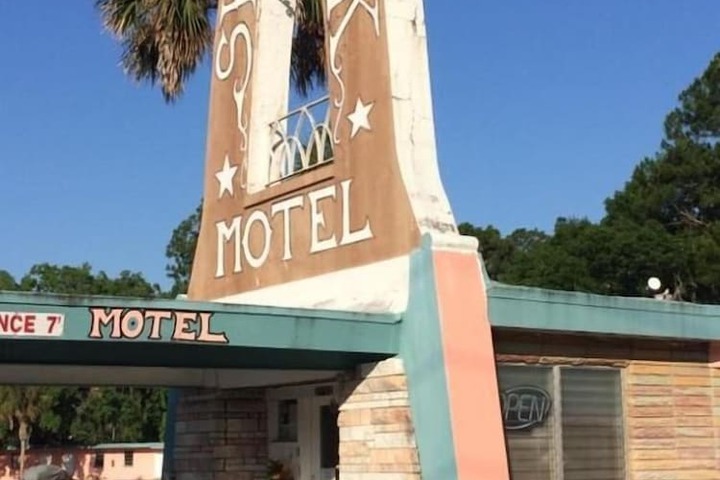 Skylark Motel