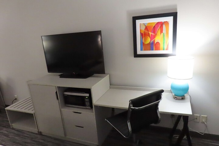 Room 25 of 38