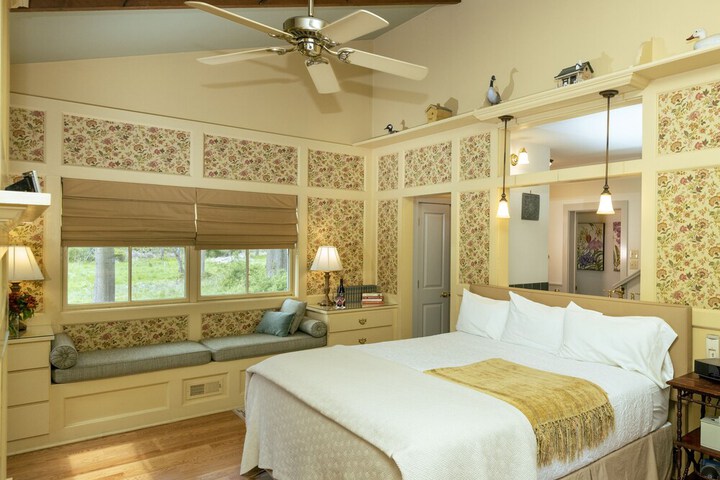 Room 28 of 76