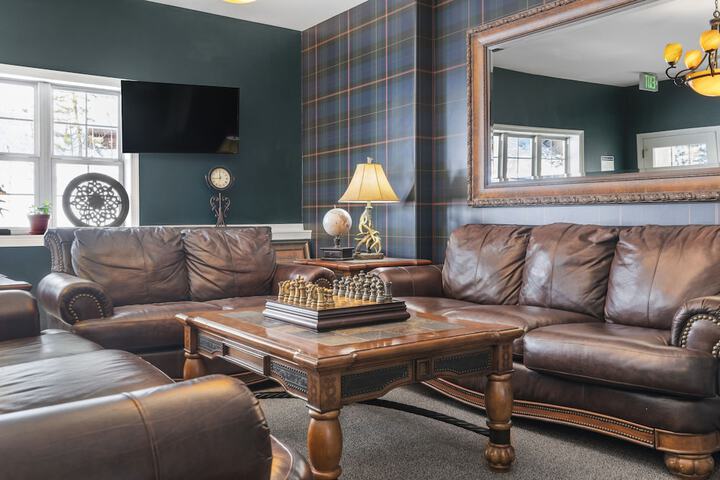 Lounge 84 of 113