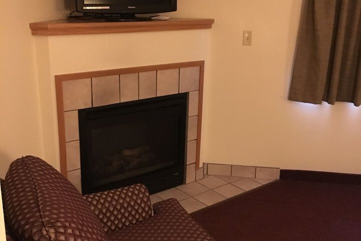 Moose Lake Lodge & Suites