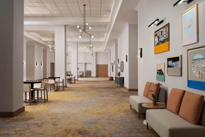 Hotel Zessa Orange County Airport a DoubleTree by Hilton