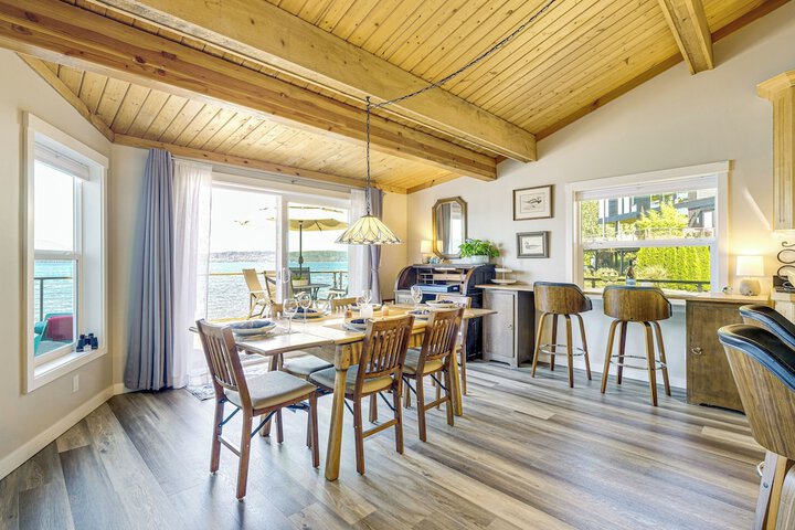 Bayfront Home w / Private Beach in Poulsbo!