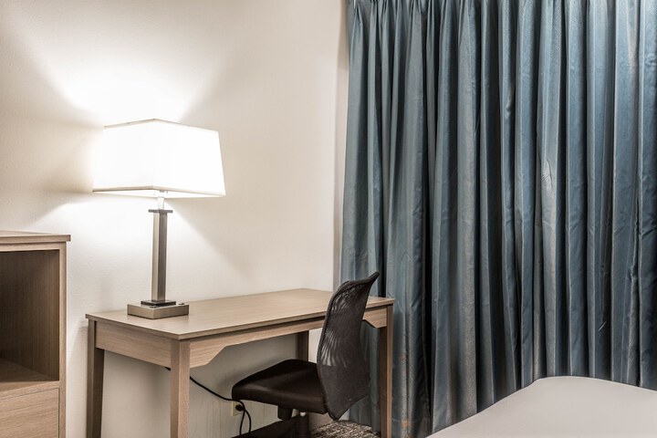 EverSpring Inn & Suites