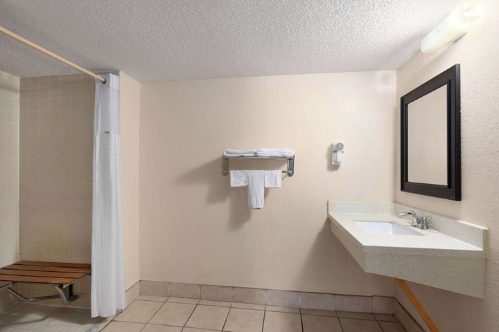 Room 10 of 26