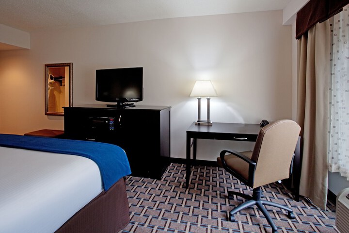 Holiday Inn Express & Suites Hope Mills-Fayetteville Arpt by IHG