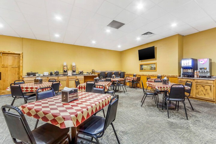 Econo Lodge Inn & Suites Brookings