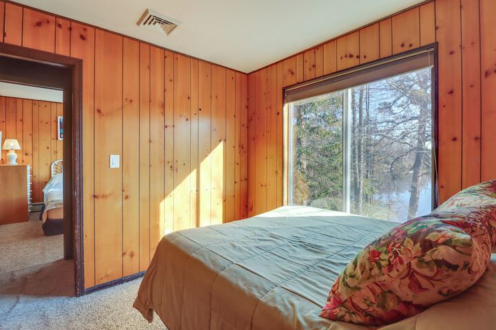 Near Skiing: Lakefront Gem w / Kayaks in Long Pond