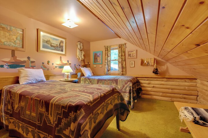 Handcrafted Log Cabin in Candor: Group Getaway!