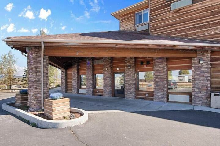 Pinedale Hotel & Suites