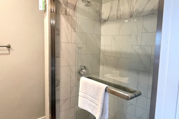 Tides Inn & Suites