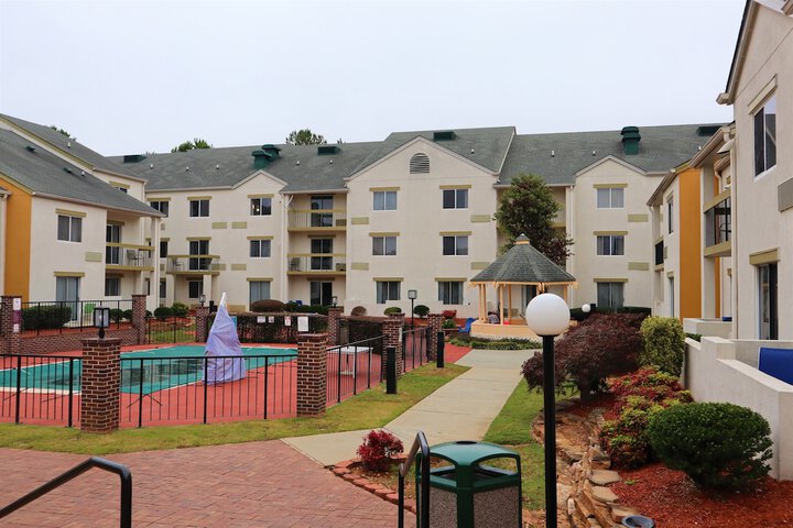 Hotel Exterior 25 of 27