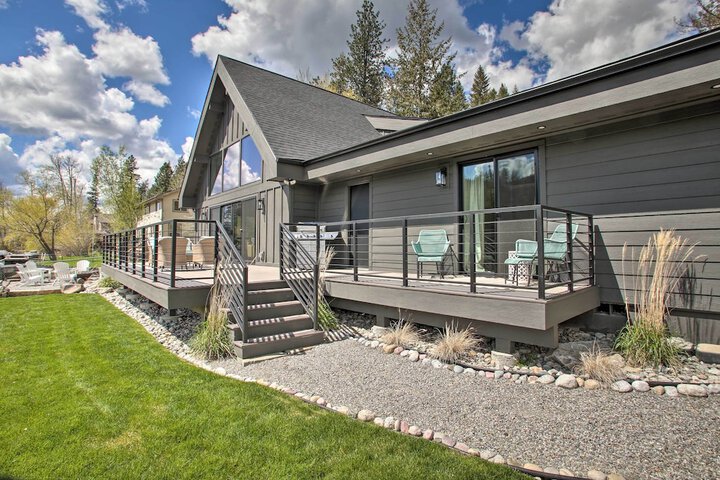 A Contemporary Dream: Lakefront Rathdrum Oasis!